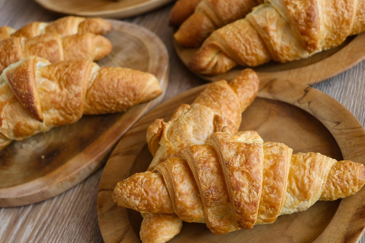 Verse croissants op houten bordjes