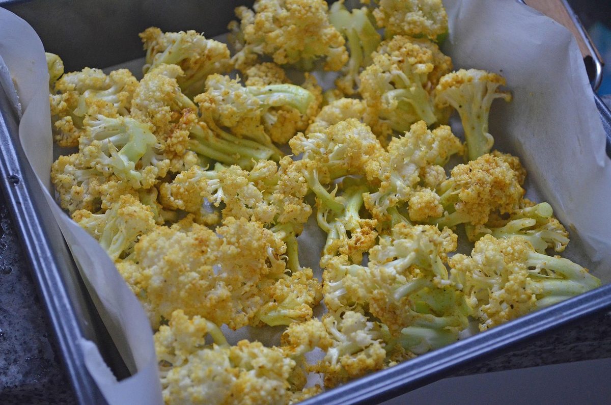 Geroosterde bloemkoolroosjes op een bakplaat