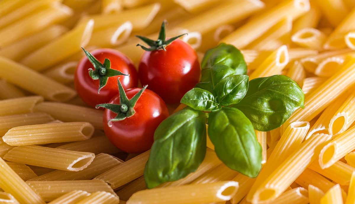 Rauwe penne met cherrytomaten en verse basilicum
