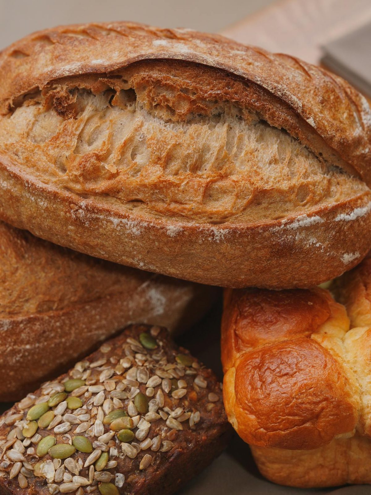 Verschillende ambachtelijke broden, zaadbrood en brioche